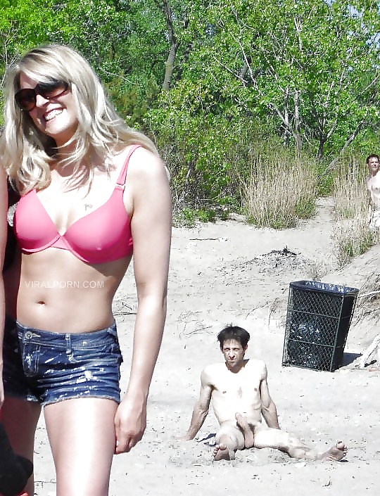Atrapado erección en la playa nudista - parte 2
 #40363871