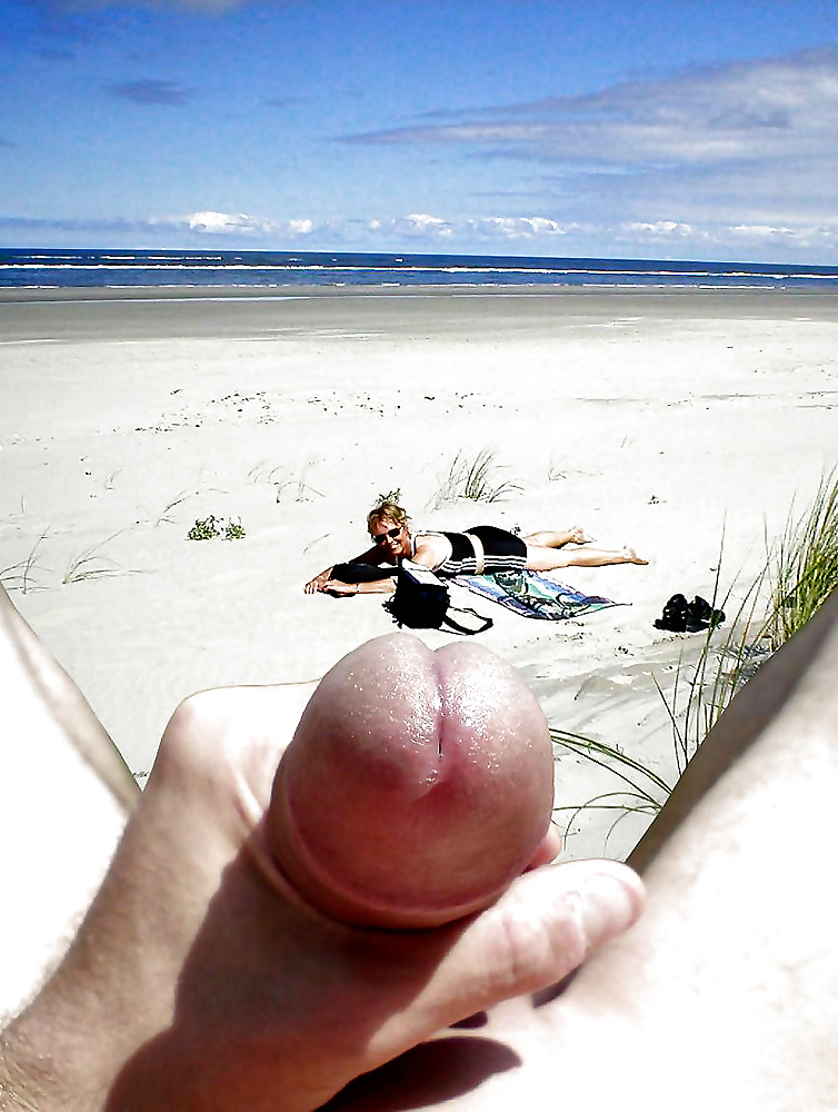 Atrapado erección en la playa nudista - parte 2
 #40364071