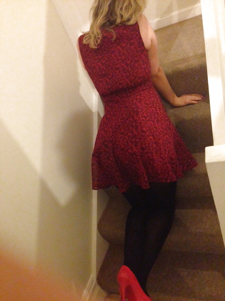 Vestido rojo en las escaleras
 #25420644