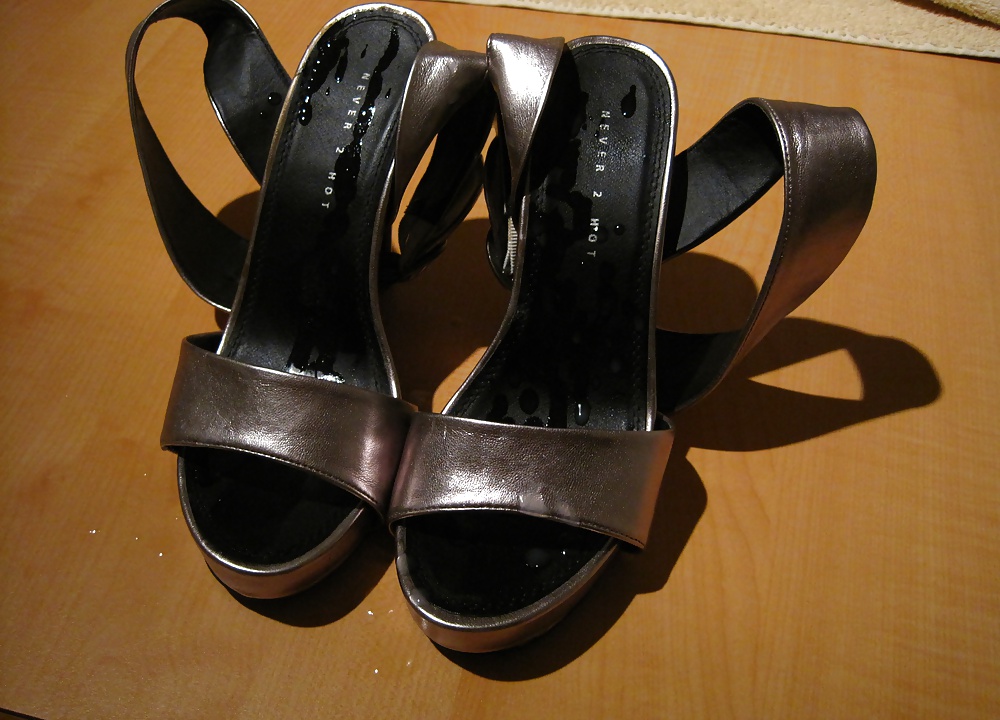 Cum sobre los zapatos de mi esposa
 #29335211