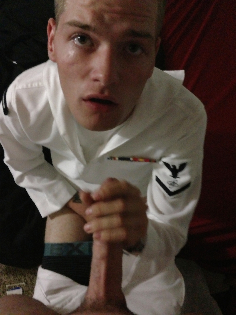 Boy1: giovane twink marinaio succhiacazzi nel suo bianco
 #24718325