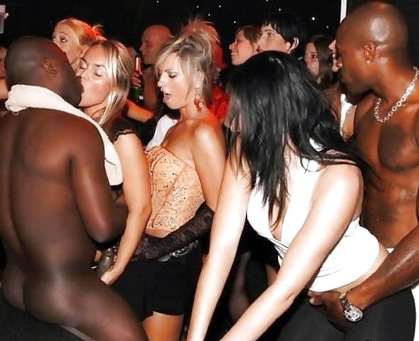 Interracial groupies (elles kiffent les blacks) - por seydou #36642356