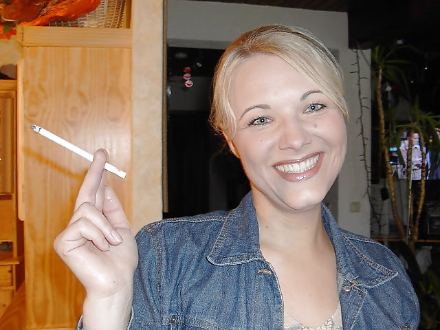 女性と煙草は、ハードオンを作る。
 #22962781