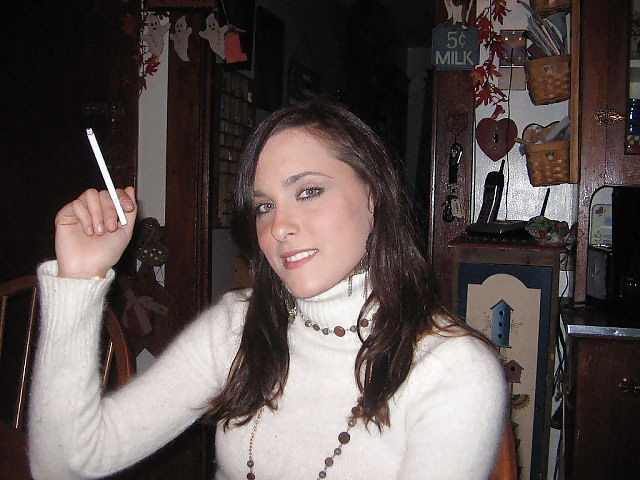 女性と煙草は、ハードオンを作る。
 #22962804