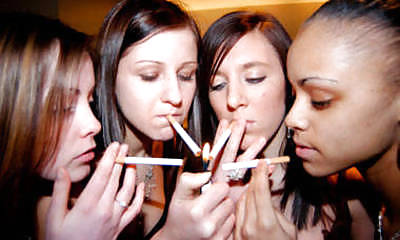 Les Femmes Et Les Cigarettes Font Dur. #22962828