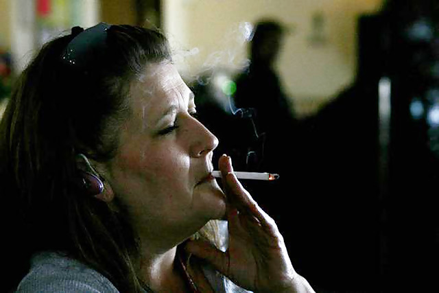 Las mujeres y los cigarrillos hacen duro en.
 #22962899