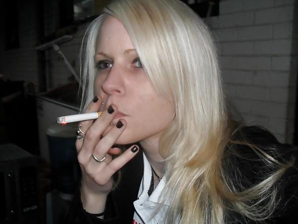 女性と煙草は、ハードオンを作る。
 #22962922