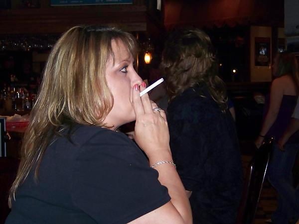Frauen Und Zigaretten Machen Hart An. #22963040