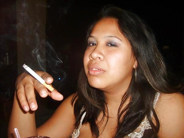 Las mujeres y los cigarrillos hacen duro en.
 #22963226