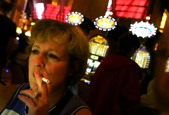 Les Femmes Et Les Cigarettes Font Dur. #22963271