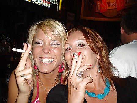 Las mujeres y los cigarrillos hacen duro en.
 #22963342