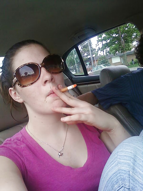 Las mujeres y los cigarrillos hacen duro en.
 #22963512