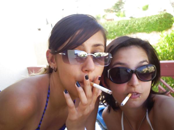 Las mujeres y los cigarrillos hacen duro en.
 #22963634