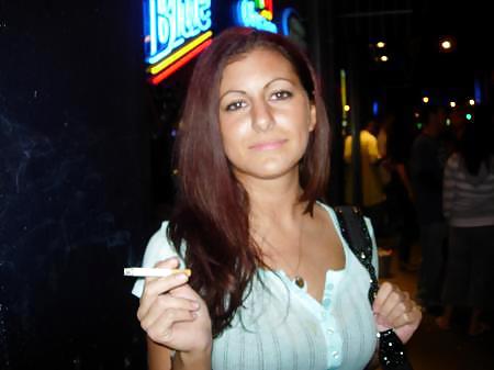 Las mujeres y los cigarrillos hacen duro en.
 #22963640