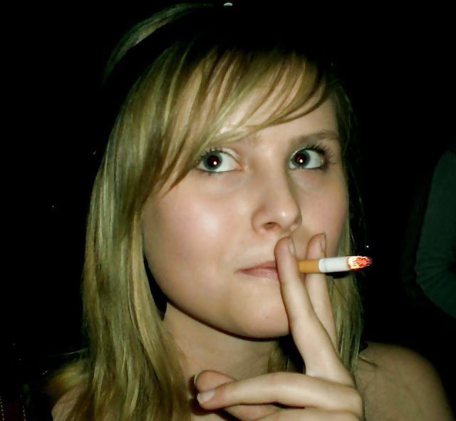 Frauen Und Zigaretten Machen Hart An. #22963682