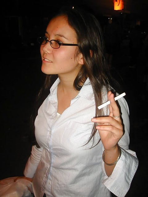 Frauen Und Zigaretten Machen Hart An. #22963697