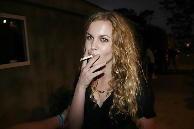 女性と煙草は、ハードオンを作る。
 #22963703