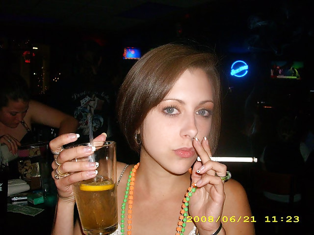 女性と煙草は、ハードオンを作る。
 #22963877