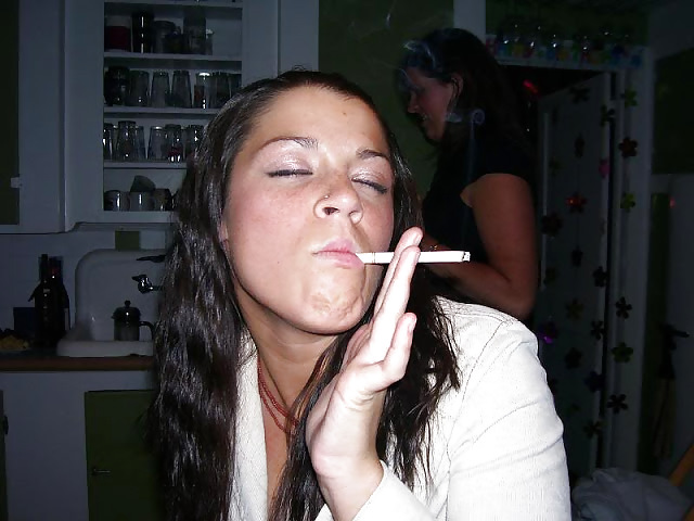 女性と煙草は、ハードオンを作る。
 #22963916