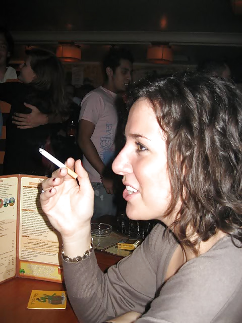 女性と煙草は、ハードオンを作る。
 #22963945