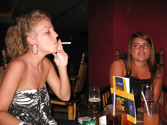 Frauen Und Zigaretten Machen Hart An. #22964026