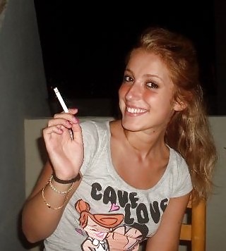 Les Femmes Et Les Cigarettes Font Dur. #22964083