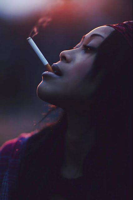 女性と煙草は、ハードオンを作る。
 #22964096