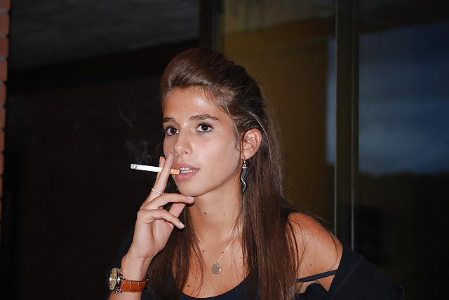 Les Femmes Et Les Cigarettes Font Dur. #22964106