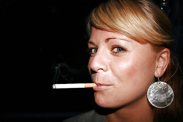 Las mujeres y los cigarrillos hacen duro en.
 #22964261