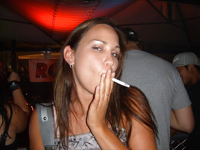 Las mujeres y los cigarrillos hacen duro en.
 #22964343