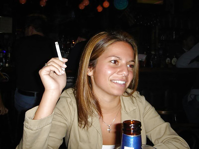 Las mujeres y los cigarrillos hacen duro en.
 #22964449
