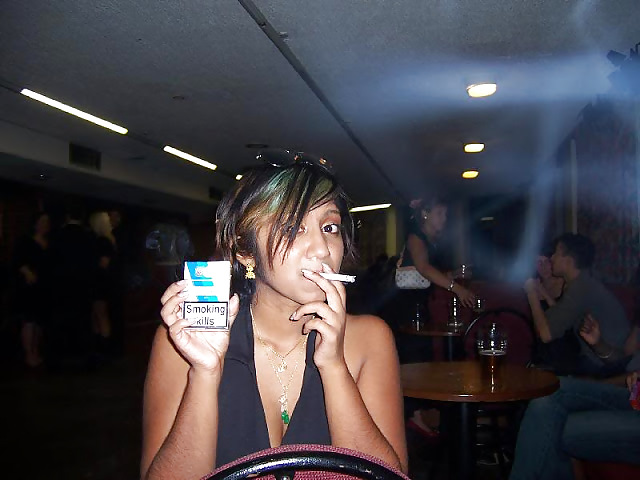 Las mujeres y los cigarrillos hacen duro en.
 #22964457