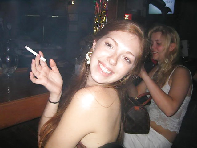 女性と煙草は、ハードオンを作る。
 #22964605