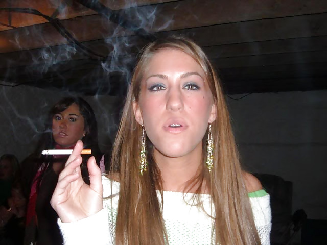 女性と煙草は、ハードオンを作る。
 #22964931
