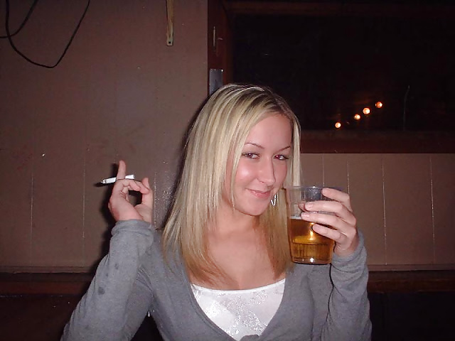 女性と煙草は、ハードオンを作る。
 #22964962