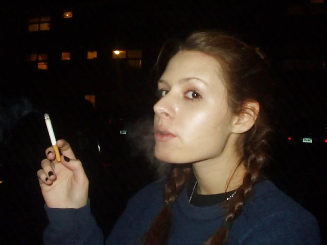 Les Femmes Et Les Cigarettes Font Dur. #22964967