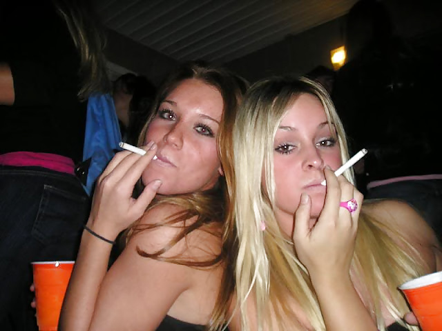 Frauen Und Zigaretten Machen Hart An. #22964973