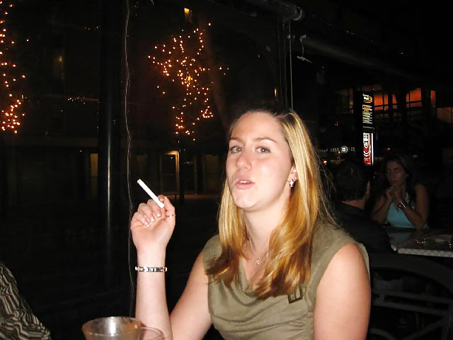 女性と煙草は、ハードオンを作る。
 #22965004