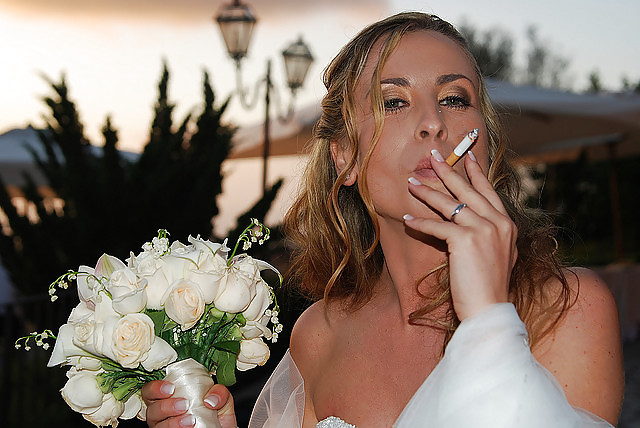 女性と煙草は、ハードオンを作る。
 #22965009