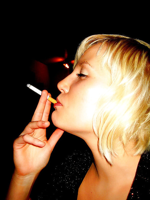 女性と煙草は、ハードオンを作る。
 #22965030