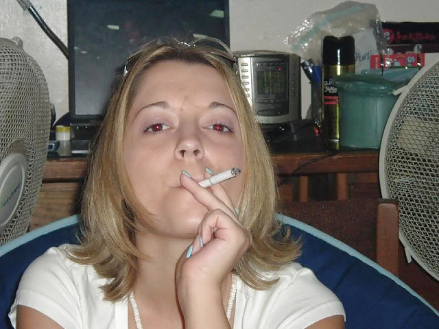 女性と煙草は、ハードオンを作る。
 #22965050