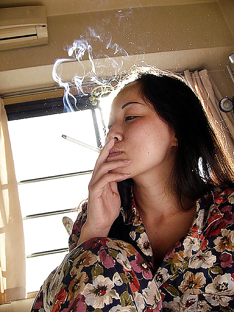 女性と煙草は、ハードオンを作る。
 #22965106