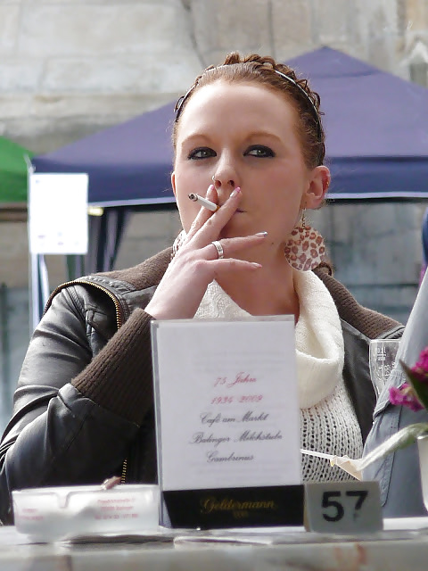 Frauen Und Zigaretten Machen Hart An. #22965158