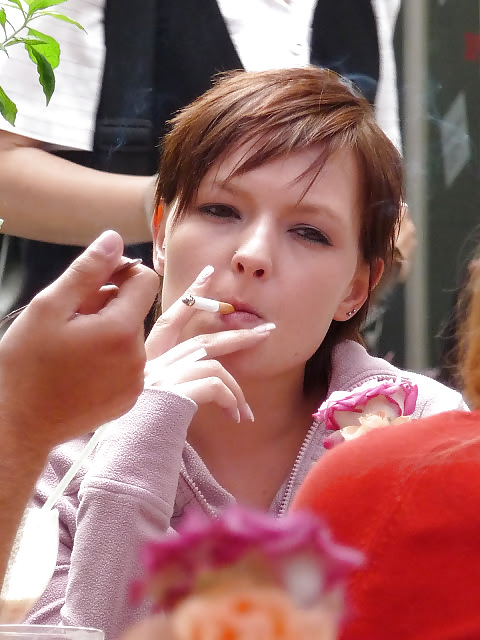 女性と煙草は、ハードオンを作る。
 #22965165
