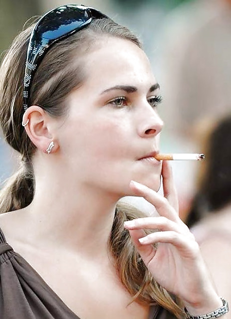 女性と煙草は、ハードオンを作る。
 #22965170