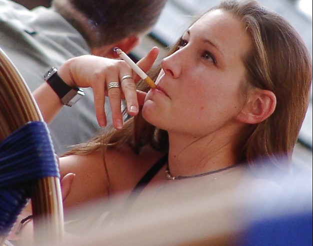 女性と煙草は、ハードオンを作る。
 #22965189