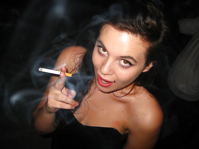 女性と煙草は、ハードオンを作る。
 #22965196