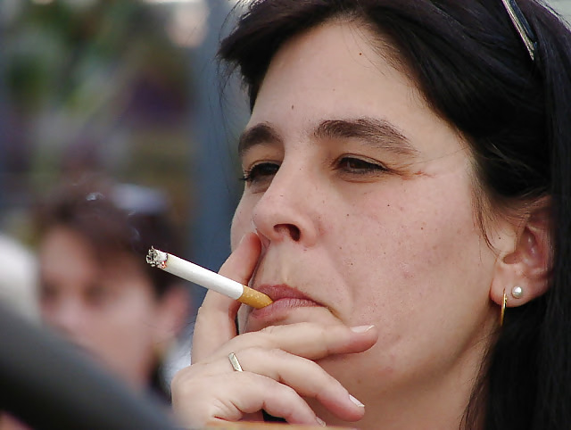 Las mujeres y los cigarrillos hacen duro en.
 #22965207