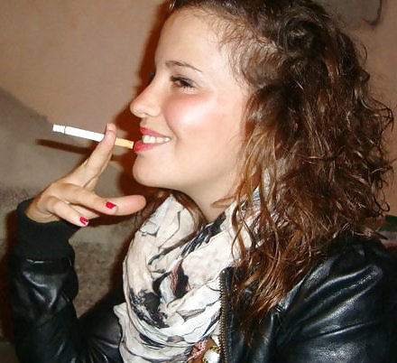 Les Femmes Et Les Cigarettes Font Dur. #22965229