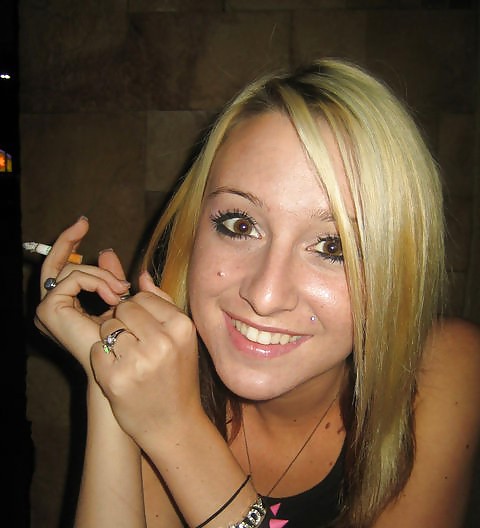 女性と煙草は、ハードオンを作る。
 #22965259